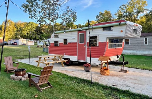Springboro Casa | Spacious, Vintage Restored Camper! Sleeps 5, Quiet Campsite, Near Fishing.