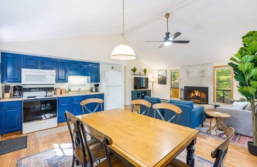 Sleepy Hollow Cabina | Spacious w/Hot Tub, Fire Pit, Deck, Grill and WiFi