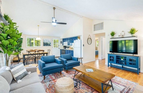 Sleepy Hollow Cabina | Spacious w/Hot Tub, Fire Pit, Deck, Grill and WiFi