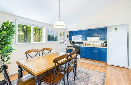 Sleepy Hollow Cabina | Spacious w/Hot Tub, Fire Pit, Deck, Grill and WiFi