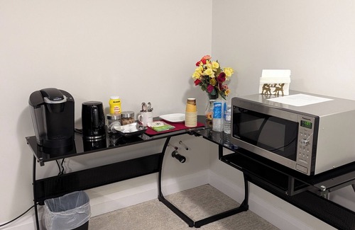 Kitchener Apartamento | Spacious walk out Basement.