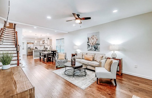 Babe Denny Casa | Spacious | Walk to Lucas Oil!