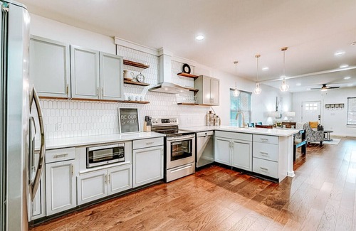 Babe Denny Casa | Spacious | Walk to Lucas Oil!