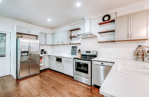 Babe Denny Casa | Spacious | Walk to Lucas Oil!