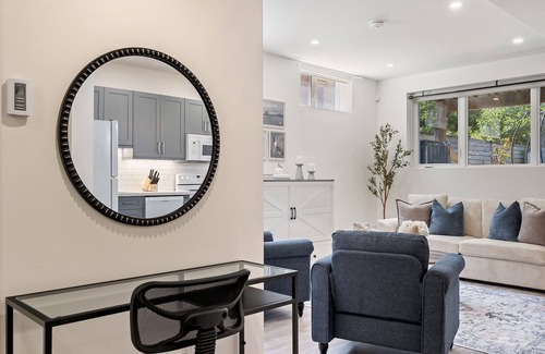 Toronto Apartamento | Spacious Walkout Basement Studio w/Parking + Laundry + Wifi - Near Transit