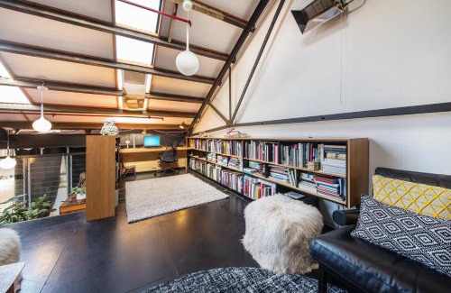 Footscray Apartamento | Spacious Warehouse Conversion 2 Bdrms & Parking