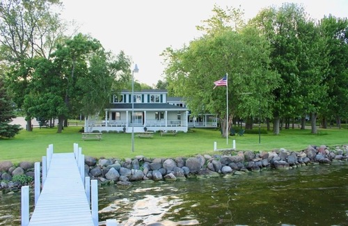 Green Lake Casa | Amplia propiedad frente al agua ubicada en Big Green Lake