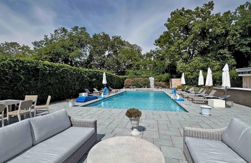 Quogue Casa | Spacious waterfront 9-bedroom house in peaceful Quogue