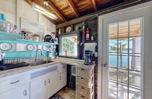 Brunswick Casa | Spacious Waterfront Estate & Cabins W/ Porch, Fireplace, Kayaks & Free WiFi