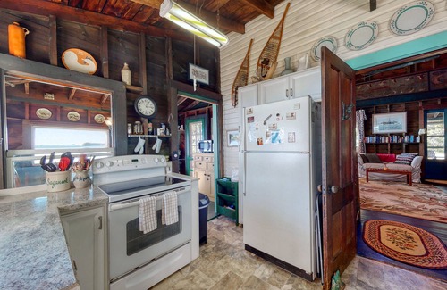 Brunswick Casa | Spacious Waterfront Estate & Cabins W/ Porch, Fireplace, Kayaks & Free WiFi