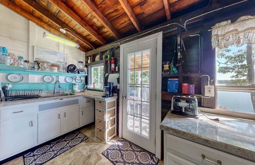 Brunswick Casa | Spacious Waterfront Estate & Cabins W/ Porch, Fireplace, Kayaks & Free WiFi