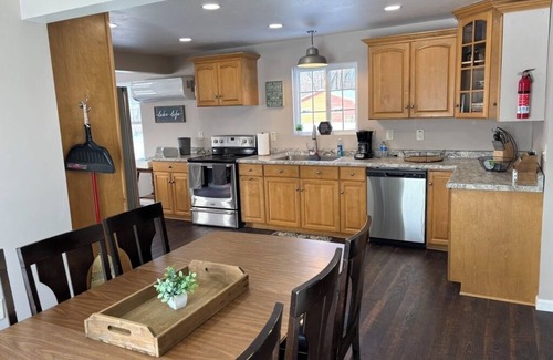 Oconto Casa | Spacious waterfront home recently remodeled with WiFi, AC, and cable TV.