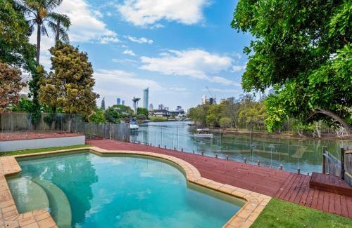 Broadbeach Waters Casa | Spacious Waterfront Retreat in Broadbeach Waters