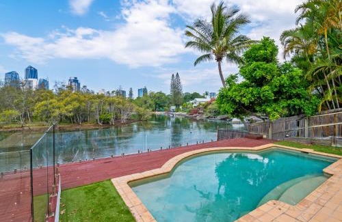 Broadbeach Waters Casa | Spacious Waterfront Retreat in Broadbeach Waters