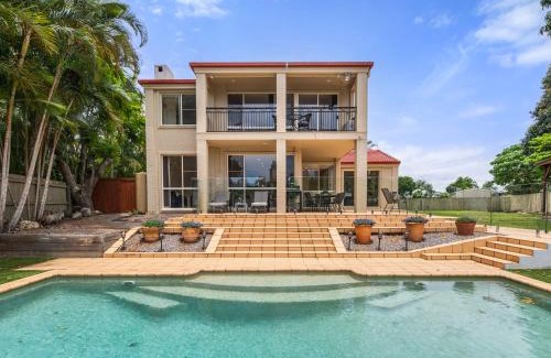 Broadbeach Waters Casa | Spacious Waterfront Retreat in Broadbeach Waters