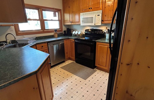Havelock-Belmont-Methuen Cabaña | Spacious Waterfront Year Round Cottage