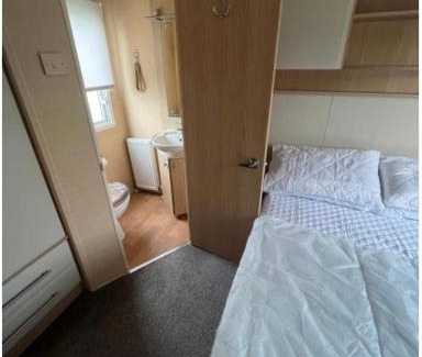 Great Yarmouth Complejo | Spacious & welcoming 6th Berth Caravan California Cliffs Holiday Park, Norfolk Coast