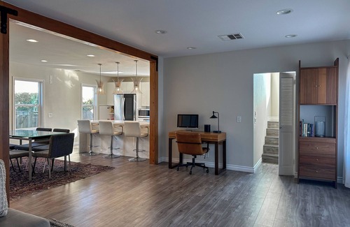 West Los Angeles Casa | Spacious West LA Home 3BR/3Bath Parking, Backyard