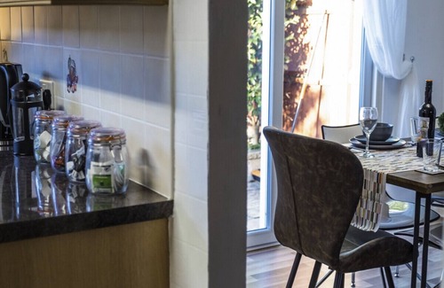 Telford Casa | Spacious White House with parking, garden, Wi-Fi