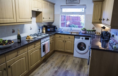 Telford Casa | Spacious White House with parking, garden, Wi-Fi