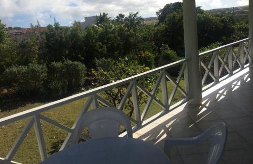 Mount Standfast Villa | Spacious White House Villa 1 minute to sandy beaches