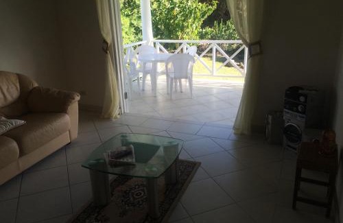 Mount Standfast Villa | Spacious White House Villa 1 minute to sandy beaches