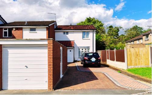 Telford Casa | Spacious White House with parking, garden, Wi-Fi