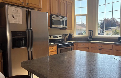 College Place Casa | Spacious with 5 beds, games, gourmet kitchen close to downtown,By Oasis Escapes,