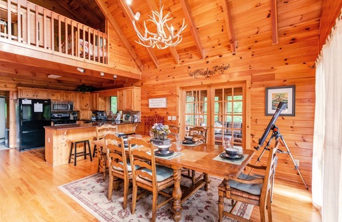 Ferguson Cabina | Spacious Wooden Cabin, WiFi, Hot Tub, Close to Walking Trails, Fireplace