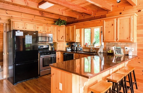 Ferguson Cabina | Spacious Wooden Cabin, WiFi, Hot Tub, Close to Walking Trails, Fireplace