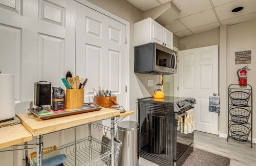 Lawrenceville Apartamento | Spacious Yard & BBQ: Chic Escape in Lawrenceville!