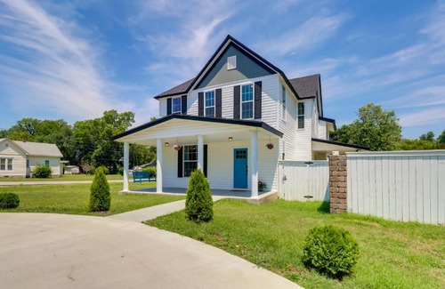 Grove Casa | Spacious Yard, Games and Fire Pit Grove Home Rental