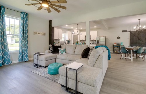 Grove Casa | Spacious Yard, Games and Fire Pit Grove Home Rental