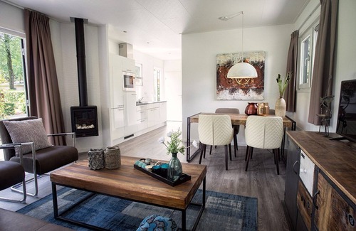 Wekerom Casa | Spacious yard with a private hottub