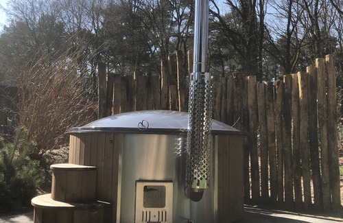 Wekerom Casa | Spacious yard with a private hottub