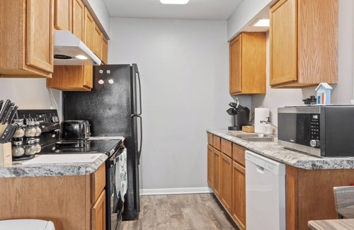 Aurora Apartamento | Spacious2BR/Work Crews & Families/Sleeps6/desk/Parking/WIFI/Pet friendly