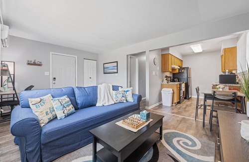 Aurora Apartamento | Spacious2BR/Work Crews & Families/Sleeps6/desk/Parking/WIFI/Pet friendly