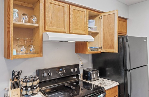 Aurora Apartamento | Spacious2BR/Work Crews & Families/Sleeps6/desk/Parking/WIFI/Pet friendly