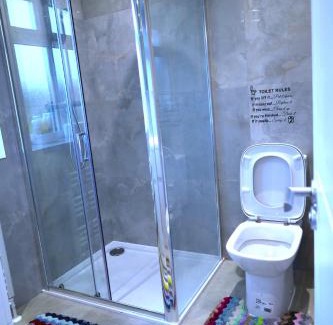 Fairlop Apartamento | Spaciuos Ensuit 4