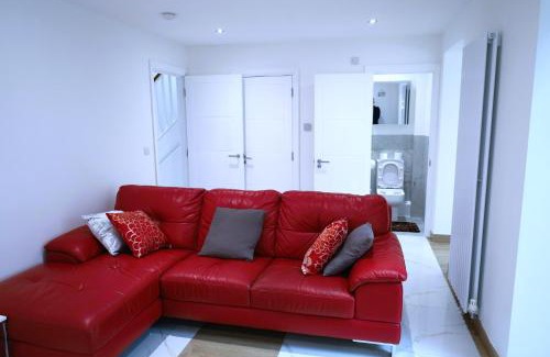 Fairlop Apartamento | Spaciuos Ensuit 4