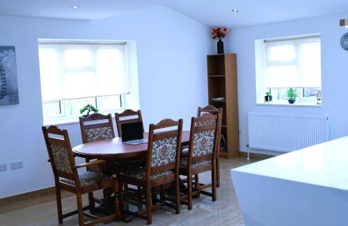 Fairlop Apartamento | Spaciuos Ensuit 4