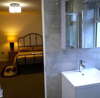 Fairlop Apartamento | Spaciuos Ensuit 4