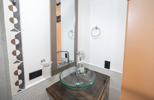 Patio Bonito Apartamento | Spain inspired cozy unit. Located in the exclusive Astorga!