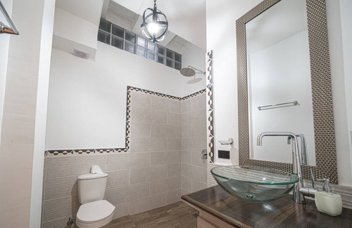 Patio Bonito Apartamento | Spain inspired cozy unit. Located in the exclusive Astorga!