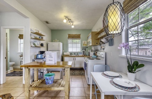 Kingston Casa | Spanish Bungalow Guest House