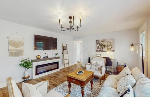 Newland Casa | Spanish Oak Getaway