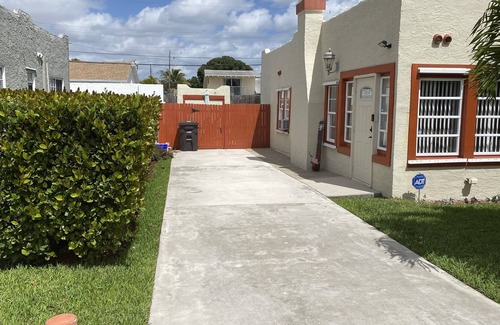 Southwest Casa | Spanish Style 2/1 situated in the heart of south east west palm beach .