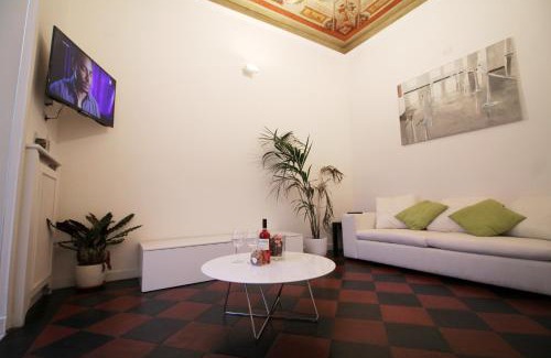 Rione III Colonna Apartamento | Spanish Steps Art Apartment