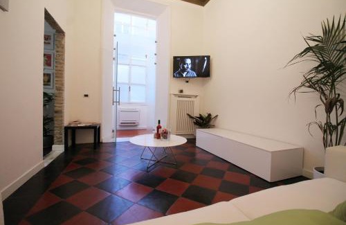 Rione III Colonna Apartamento | Spanish Steps Art Apartment