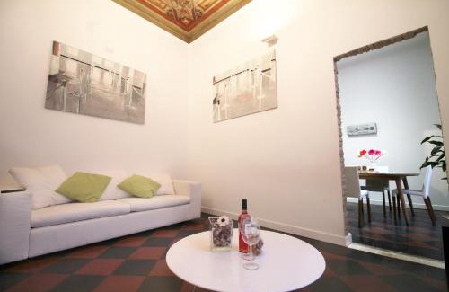 Rione III Colonna Apartamento | Spanish Steps Art Apartment